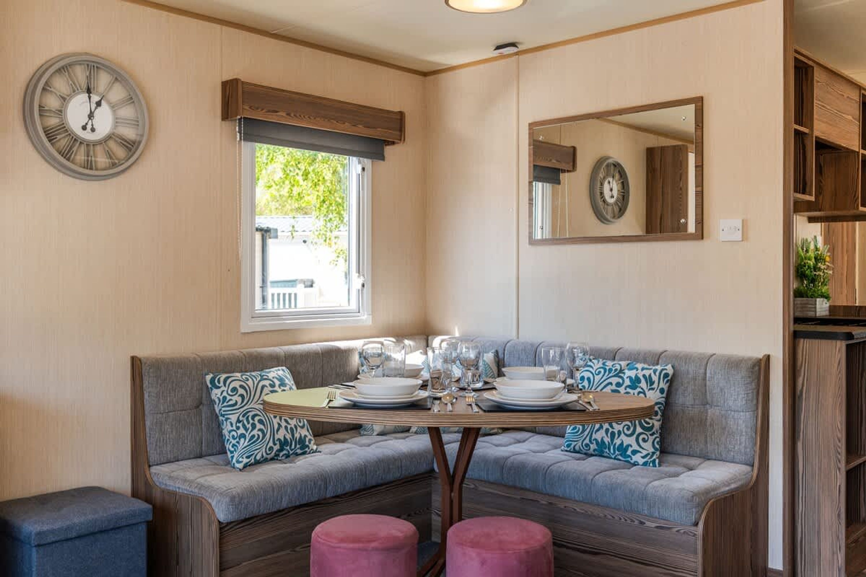 3 عدّة غرف نوم وخدمة الإنترنت