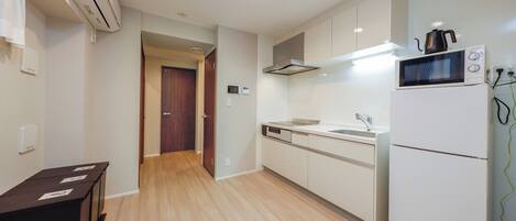 Réfrigérateur, micro-ondes, plaque de cuisson