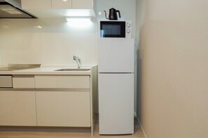 Fridge, microwave, stovetop, cookware/dishes/utensils