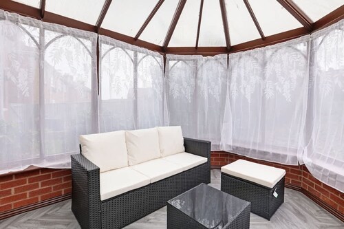 3 Bedroom House With Free Parking