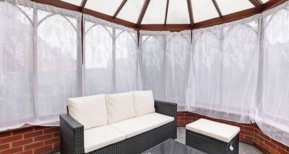 3 Bedroom House With Free Parking