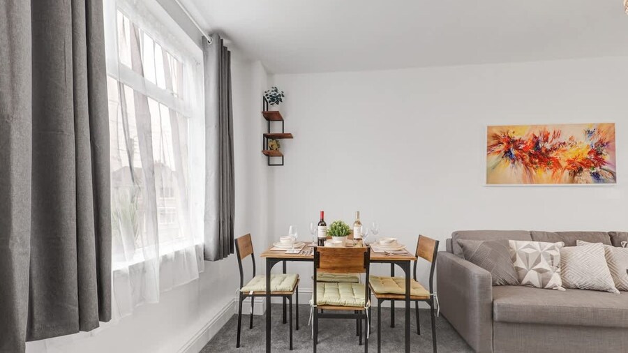 3 Bedroom House With Free Parking