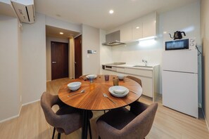 Fridge, microwave, stovetop, cookware/dishes/utensils - B 4minute walk from Asakusa Stationaccommodates / Sumida Ward Tokyo (Sumida Ward)