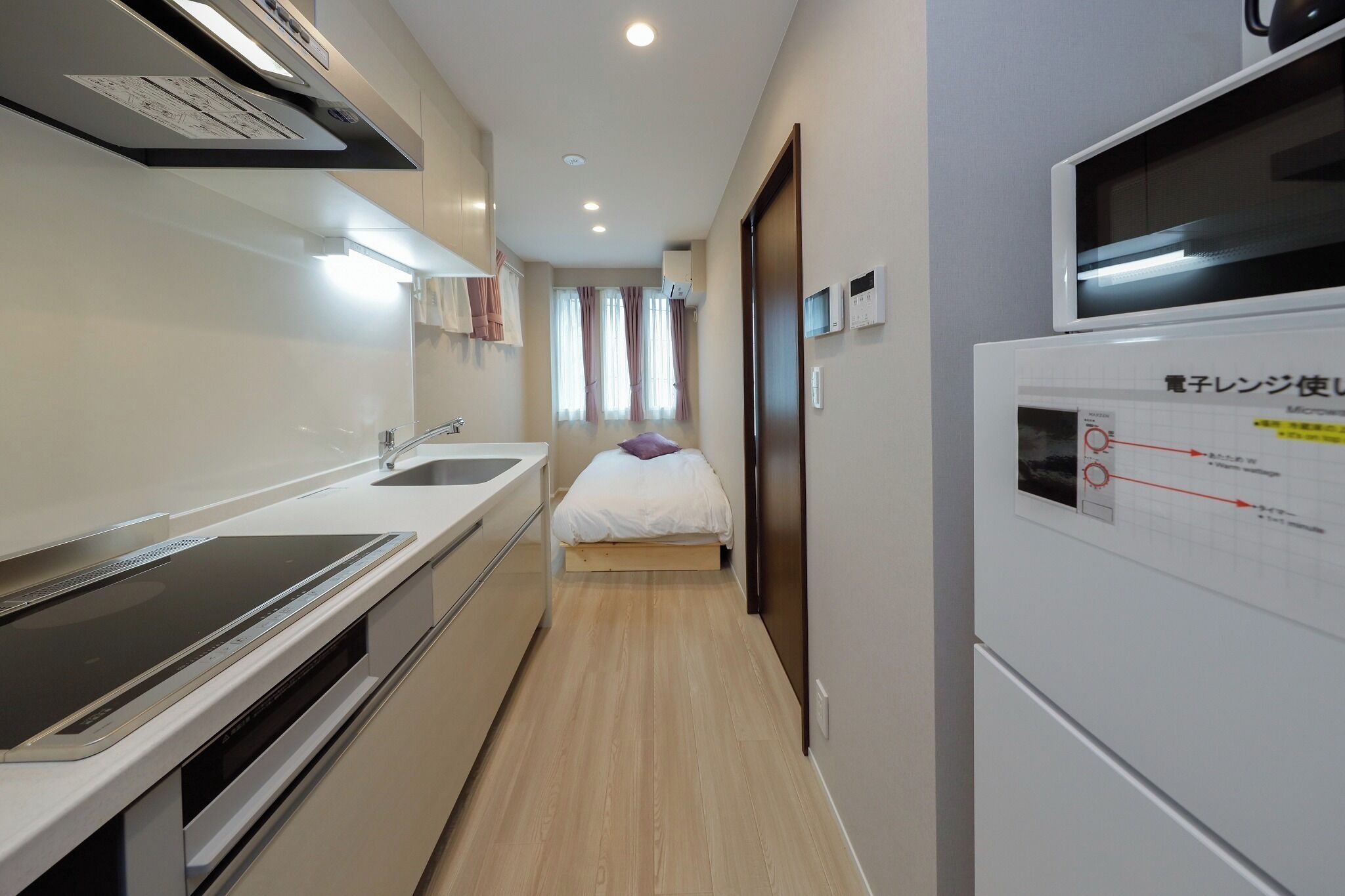 Kjøleskap, mikrobølgeovn, kokeplater og kjøkkenutstyr