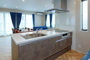 Fridge, microwave, stovetop, cookware/dishes/utensils - D 4 minutes walk from Asakusa StationCapacity 8 / Sumida Ward Tokyo (Sumida Ward)
