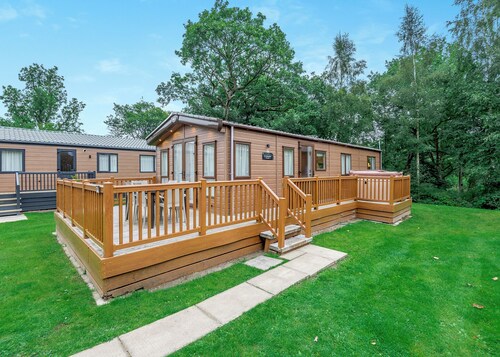 Superb and spacious lodge with one double, one twin and one single.