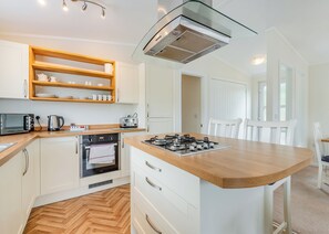 Fridge, oven, stovetop, toaster - 3 bedroom accommodation in Bala, (Bala,)