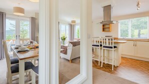 Ein modernes Interieur mit Essbereich, Küche und Blick durch eine Tür.
