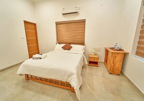 Villa, vista al lago | Ropa de cama de alta calidad y espacio para trabajar con laptop 