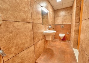 Villa, Lake View | Bathroom | Shower, towels, soap, shampoo