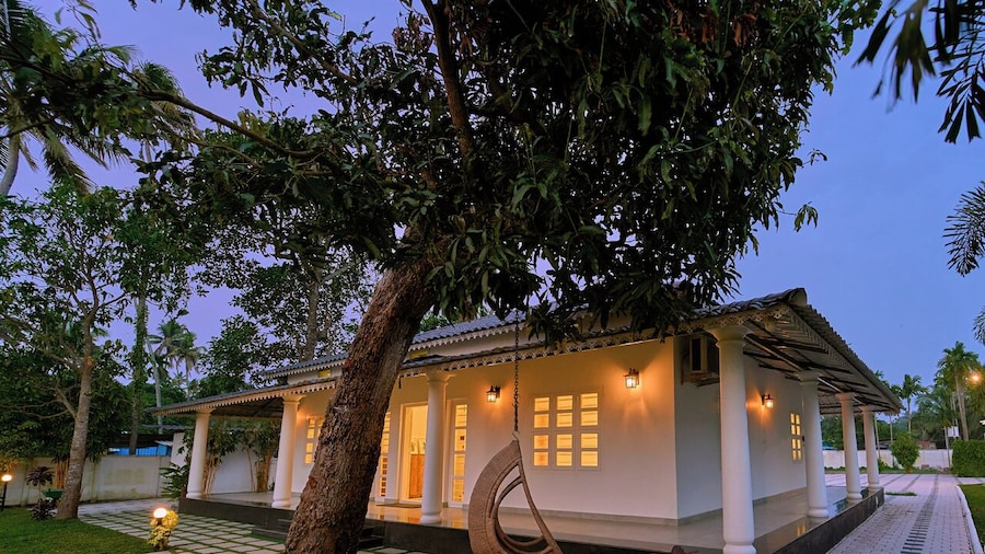 Ashtamudi Lake Villa by VOYE HOMES