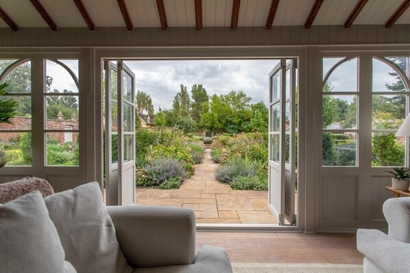 Interior - Relax, Unwind and Reset in our Countryside retreat. Family and Pet Friendly! (Hilmarton, Calne)