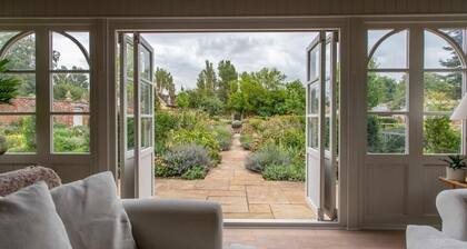 Relax, Unwind and Reset in our Countryside retreat. Family and Pet Friendly!