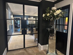 المنشأة من الداخل