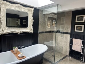 Shower, hair dryer, towels, soap - Relax, Unwind and Reset in our Countryside retreat. Family and Pet Friendly! (Hilmarton, Calne)