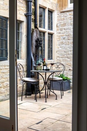 Outdoor dining - Relax, Unwind and Reset in our Countryside retreat. Family and Pet Friendly! (Hilmarton, Calne)