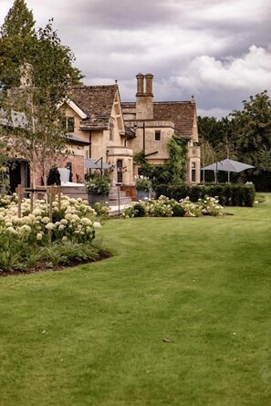 المنطقة المحيطة بالمنشأة