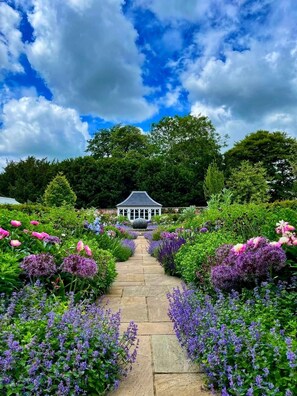 Property grounds - Relax, Unwind and Reset in our Countryside retreat. Family and Pet Friendly! (Hilmarton, Calne)