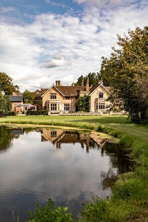 Exterior - Relax, Unwind and Reset in our Countryside retreat. Family and Pet Friendly! (Hilmarton, Calne)