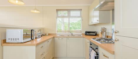 Réfrigérateur, un four, surface de cuisson, grille-pain