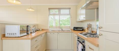 Frigorífico, horno, placa de cocina y tostadora