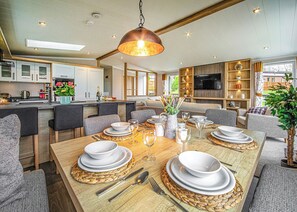 Dining - Yr Wyddfa is the Welsh name for Snowdon and this lodge is fitting of the title. (Bala,)