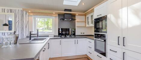 Køleskab, ovn, kogeplade, brødrister