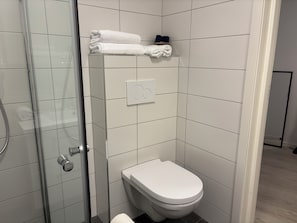 Shower, hair dryer, towels, soap - Sentral leilighet ved Grieghallen og Togstasjonen. (Vestland)