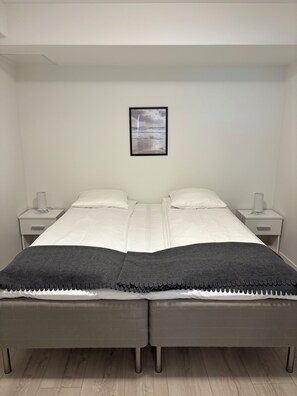 1 bedroom, desk, iron/ironing board, travel crib - Sentral leilighet ved Grieghallen og Togstasjonen. (Vestland)