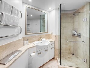 Dusche, Haartrockner, Handtücher, Seife