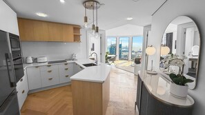Fridge, microwave, oven, stovetop - Majestic Metropolis l 2bed Apt. Amazing City View (Auckland CBD)