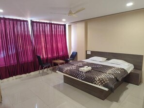 Superior Room | Rollaway beds, bed sheets