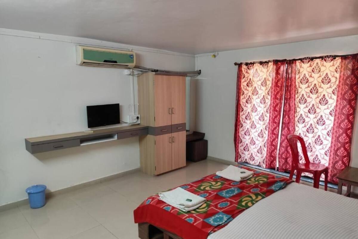 Deluxe Room | Rollaway beds, bed sheets