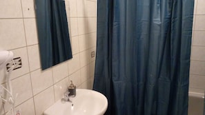 Basic-Apartment | Badezimmer | Duschwanne, kostenlose Toilettenartikel, Haartrockner, Handtücher