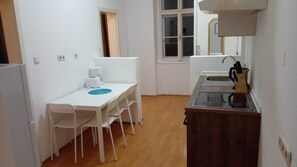 Departamento básico | Cocina privada | Refrigerador, microondas, horno y parrilla de estufa 