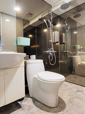 Een haardroger, toiletpapier