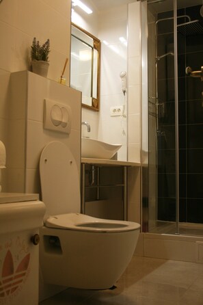 Appartement | Badkamer | Een douche, een haardroger