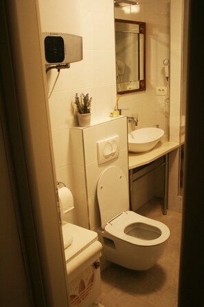 Apartemen | Kamar mandi | Shower dan pengering rambut