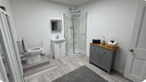 Ducha, secador de pelo, toallas, jabón