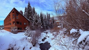 Property grounds - Spacious 2/2 condo walkable to Winter Park Resort, plus private jetted tub (Winter Park)