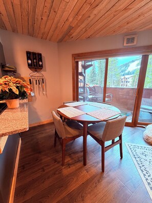 Dining - Spacious 2/2 condo walkable to Winter Park Resort, plus private jetted tub (Winter Park)