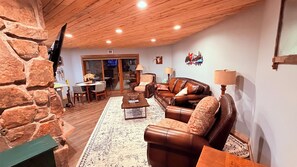 Smart TV, fireplace, computer monitors, printers - Spacious 2/2 condo walkable to Winter Park Resort, plus private jetted tub (Winter Park)
