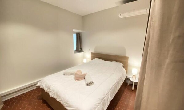 Room - Apartments for 4 People (Antibes)