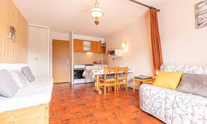 Living area - Bright and Comfortable Studio With Mountain Views (Aussois)