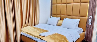 Luxxe Suites By Almond