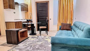 Suite Luxe, vue ville | Coin séjour