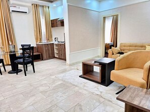 Luxury Suite, City View | Living area