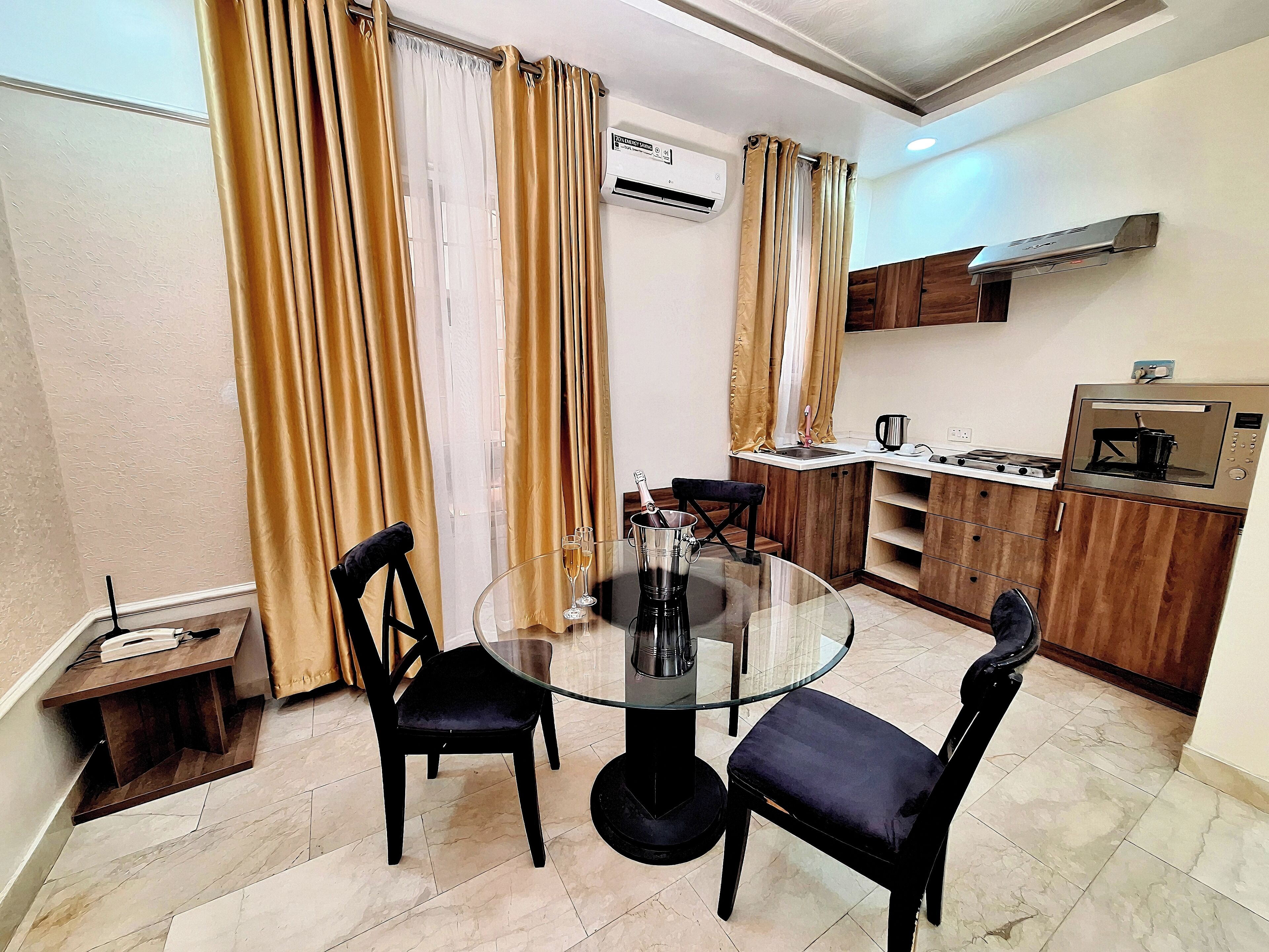 Luxury Suite, City View | In-room dining