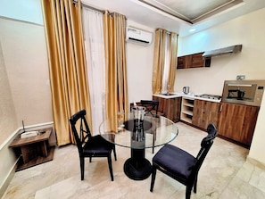 Suite de lujo, vista a la ciudad | Servicio a la habitación