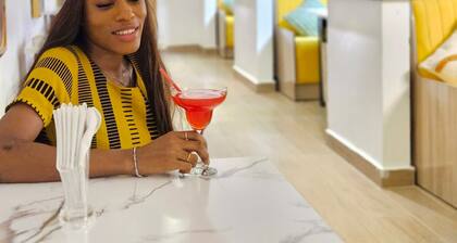 Luxxe Suites By Almond